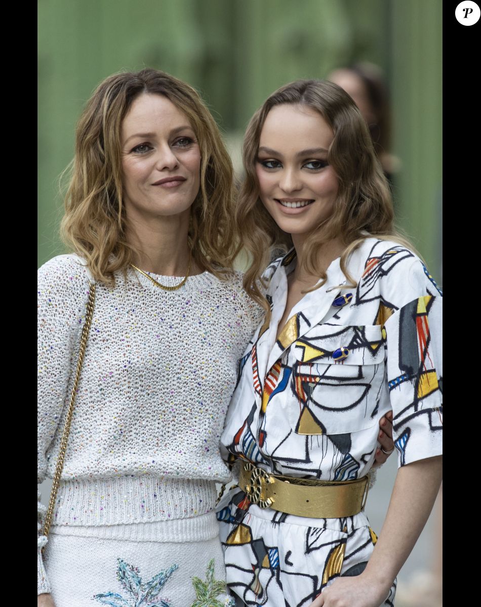 Vanessa Paradis et sa fille Lily-Rose Depp - Photocall du défilé "Chanel Cruise Collection 2020" au Grand Palais. Paris, le 3 mai 2019. © Olivier Borde/Bestimage