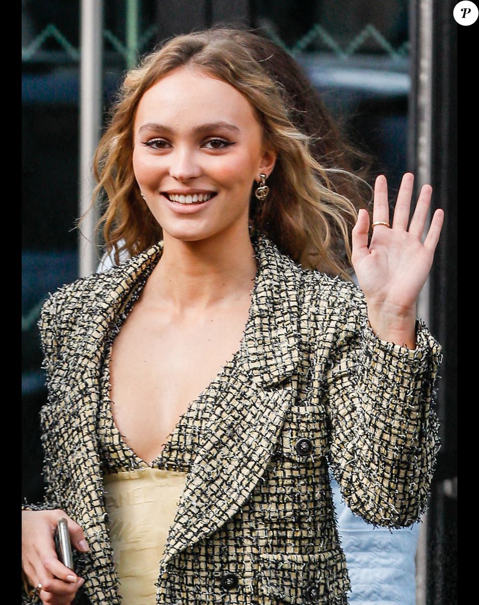 Lily-Rose Depp à la sortie du défilé de mode Chanel lors de la Fashion Week à Paris. @ Veeren Ramsamy-Christophe Clovis/Bestimage
