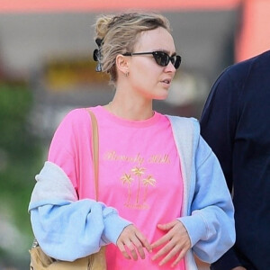 Exclusif - Lily-Rose Depp se promène avec son chauffeur dans les rues de Los Angeles le 27 juillet 2022.