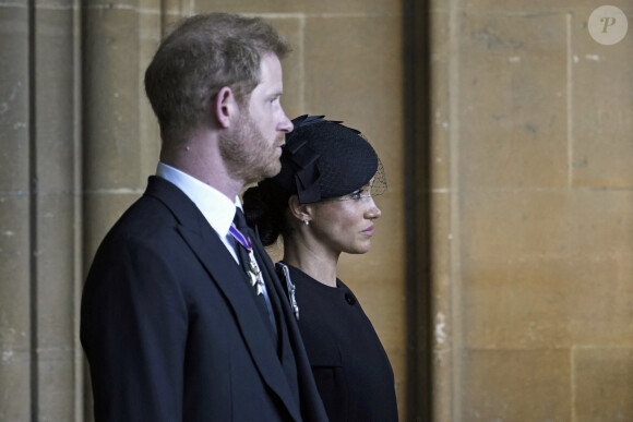 Le prince Harry, duc de Sussex et Meghan Markle, duchesse de Sussex - Sortie - Procession cérémonielle du cercueil de la reine Elisabeth II du palais de Buckingham à Westminster Hall à Londres, où les Britanniques et les touristes du monde entier pourront lui rendre hommage jusqu'à ses obsèques prévues le 19 septembre 2022. Le 14 septembre 2022. 