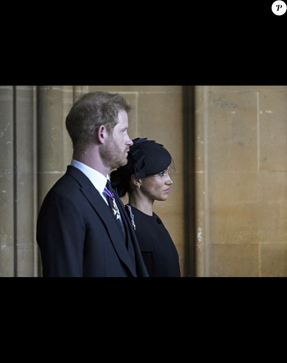 Le prince Harry, duc de Sussex et Meghan Markle, duchesse de Sussex - Sortie - Procession cérémonielle du cercueil de la reine Elisabeth II du palais de Buckingham à Westminster Hall à Londres, où les Britanniques et les touristes du monde entier pourront lui rendre hommage jusqu'à ses obsèques prévues le 19 septembre 2022. Le 14 septembre 2022.