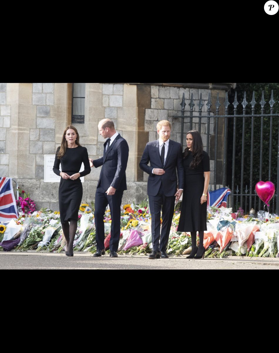 Le prince de Galles William, la princesse de Galles Kate Catherine Middleton, le prince Harry, duc de Sussex, Meghan Markle, duchesse de Sussex à la rencontre de la foule devant le château de Windsor, suite au décès de la reine Elisabeth II d'Angleterre. Le 10 septembre 2022