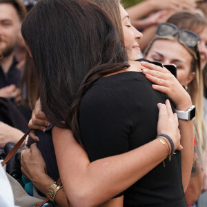 Meghan Markle, duchesse de Sussex à la rencontre de la foule devant le château de Windsor, suite au décès de la reine Elisabeth II d'Angleterre. Le 10 septembre 2022 