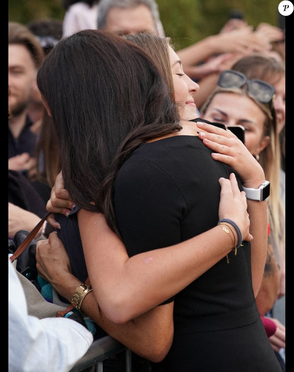 Meghan Markle, duchesse de Sussex à la rencontre de la foule devant le château de Windsor, suite au décès de la reine Elisabeth II d'Angleterre. Le 10 septembre 2022
