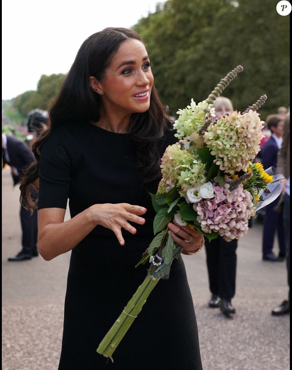 Meghan Markle, duchesse de Sussex à la rencontre de la foule devant le château de Windsor, suite au décès de la reine Elisabeth II d'Angleterre. Le 10 septembre 2022
