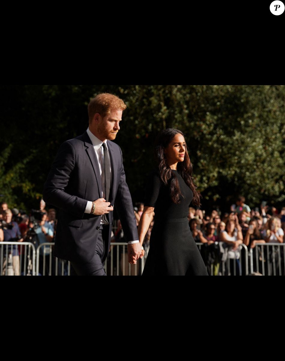 Le prince Harry, duc de Sussex et Meghan Markle, duchesse de Sussex à la rencontre de la foule devant le château de Windsor, suite au décès de la reine Elisabeth II d'Angleterre. Le 10 septembre 2022