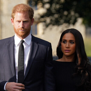 Le prince Harry, duc de Sussex et Meghan Markle, duchesse de Sussex à la rencontre de la foule devant le château de Windsor, suite au décès de la reine Elisabeth II d'Angleterre