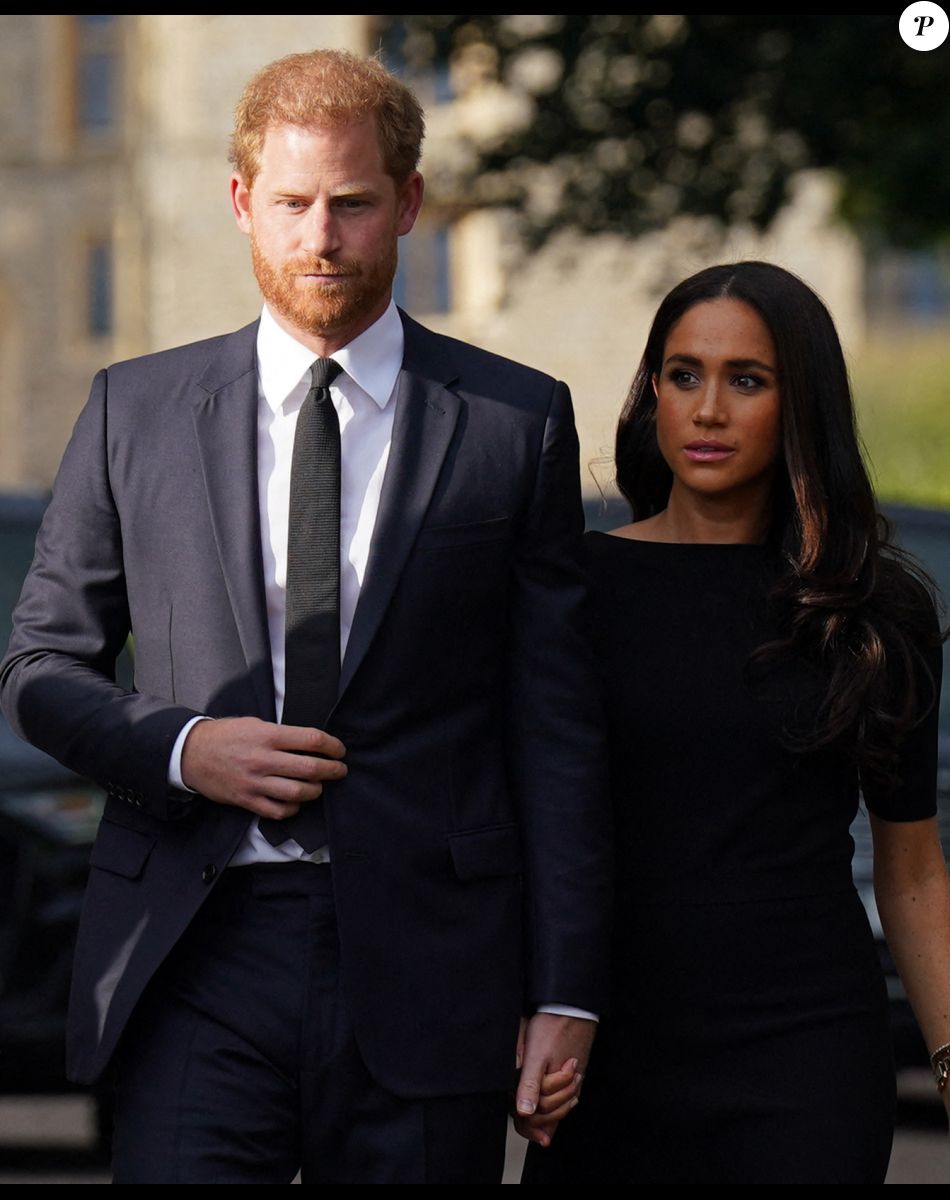 Le prince Harry, duc de Sussex et Meghan Markle, duchesse de Sussex à la rencontre de la foule devant le château de Windsor, suite au décès de la reine Elisabeth II d'Angleterre