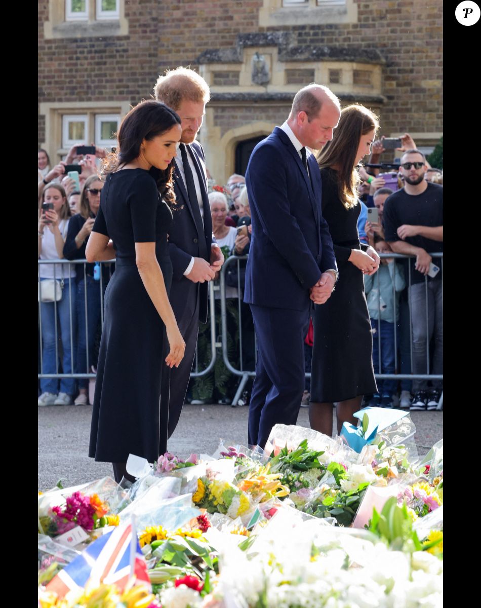 Le prince de Galles William et la princesse de Galles Kate Catherine Middleton et le prince Harry, duc de Sussex et Meghan Markle, duchesse de Sussex à la rencontre de la foule devant le château de Windsor, suite au décès de la reine Elisabeth II d'Angleterre. Le 10 septembre 2022