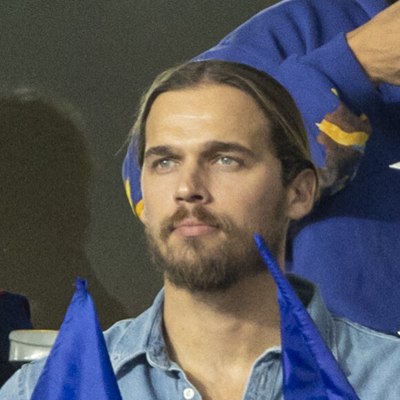 Le rappeur Hatik, Camille Cerf et son compagnon Théo Fleury - People dans les tribunes lors du match de la 5ème et avant-dernière journée de Ligue des nations entre la France et l'Autriche (2-0) au Stade de France à Saint-Denis le 22 septembre 2022.