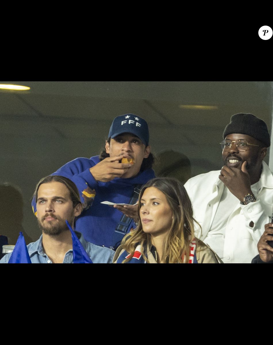 Le rappeur Hatik, Camille Cerf et son compagnon Théo Fleury - People dans les tribunes lors du match de la 5ème et avant-dernière journée de Ligue des nations entre la France et l'Autriche (2-0) au Stade de France à Saint-Denis le 22 septembre 2022.