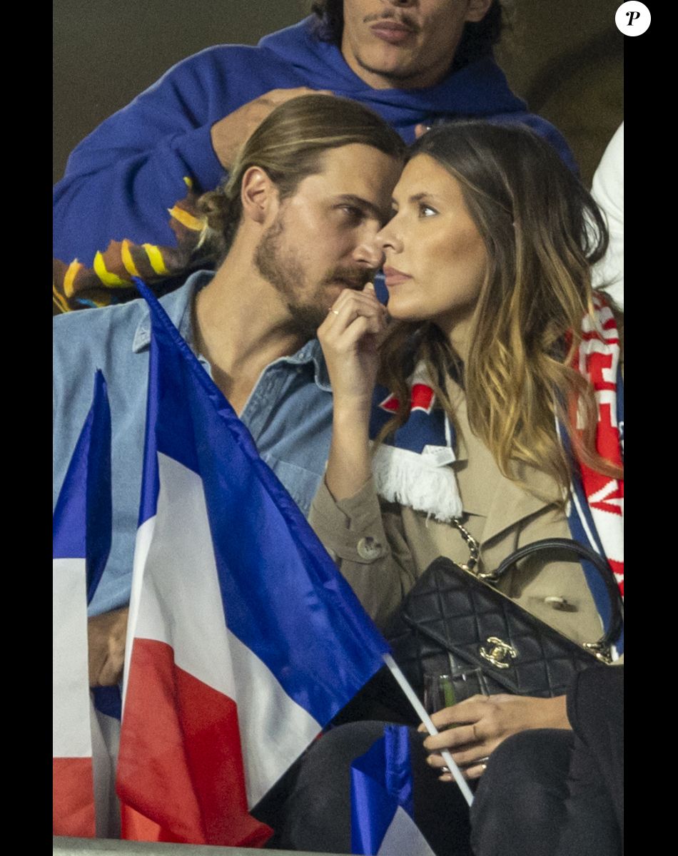 Camille Cerf (Miss France 2015) et son compagnon Théo Fleury - People dans les tribunes lors du match de la 5ème et avant-dernière journée de Ligue des nations entre la France et l'Autriche (2-0) au Stade de France à Saint-Denis le 22 septembre 2022.