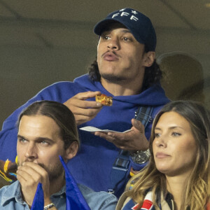 Le rappeur Hatik, Camille Cerf et son compagnon Théo Fleury - People dans les tribunes lors du match de la 5ème et avant-dernière journée de Ligue des nations entre la France et l'Autriche (2-0) au Stade de France à Saint-Denis le 22 septembre 2022.