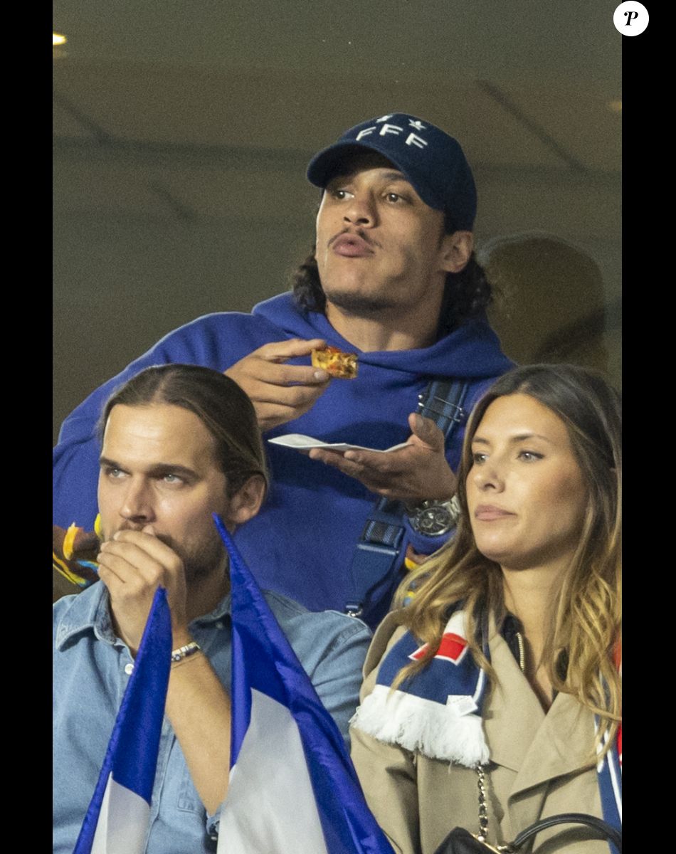 Le rappeur Hatik, Camille Cerf et son compagnon Théo Fleury - People dans les tribunes lors du match de la 5ème et avant-dernière journée de Ligue des nations entre la France et l'Autriche (2-0) au Stade de France à Saint-Denis le 22 septembre 2022.