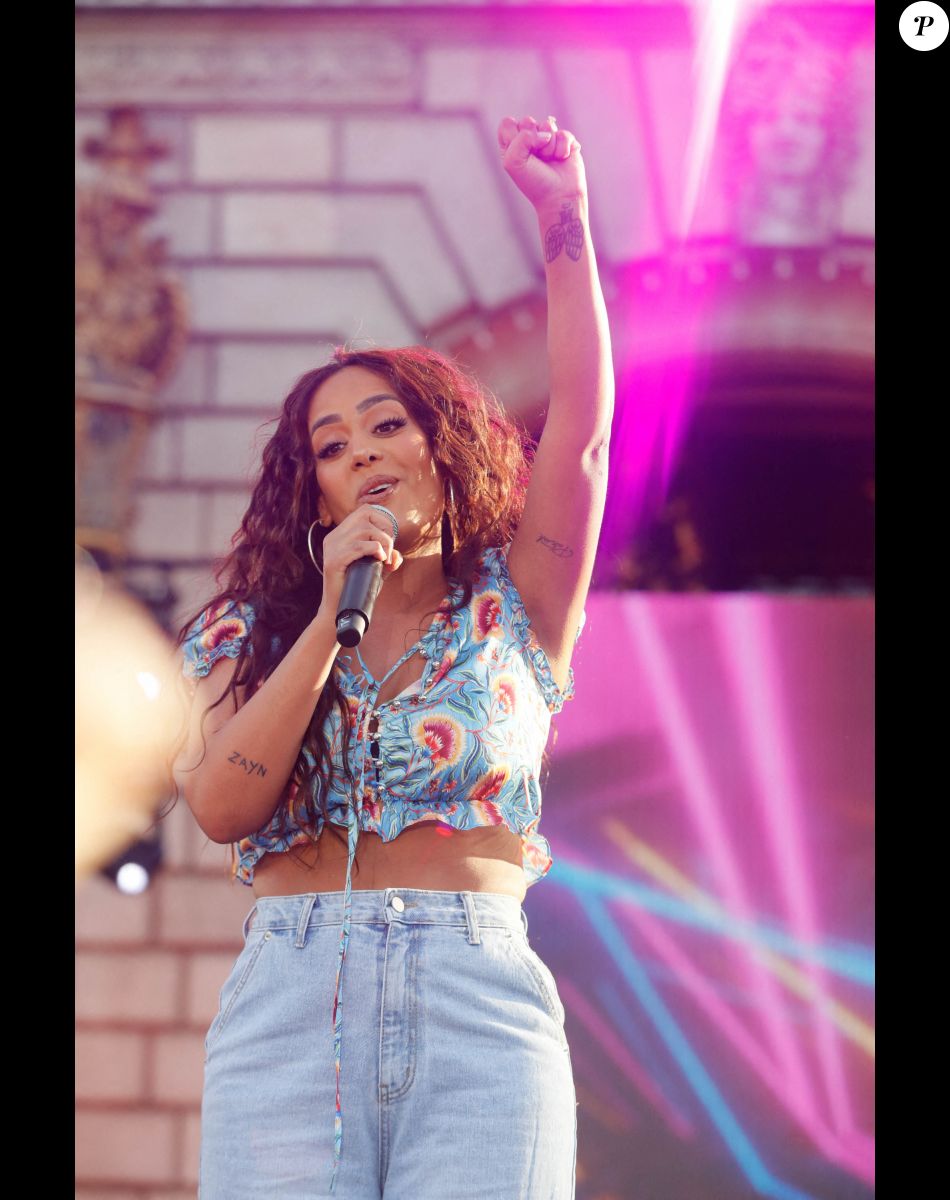 Exclusif - Amel Bent - Concert RFM Music Show sur le parvis de l'Hôtel de Ville de Levallois Perret. Le 18 juin 2022. Le show sera diffusé le 23 juin, à 21h15 sur C8 et en simultané sur RFM ! © Christophe Clovis / Bestimage