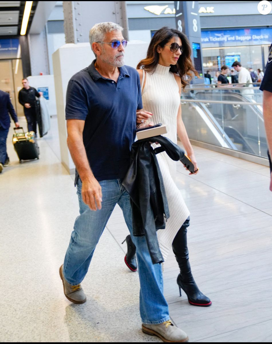 George Clooney et sa femme Amal Clooney se promènent à New York, le 23 septembre 2022.