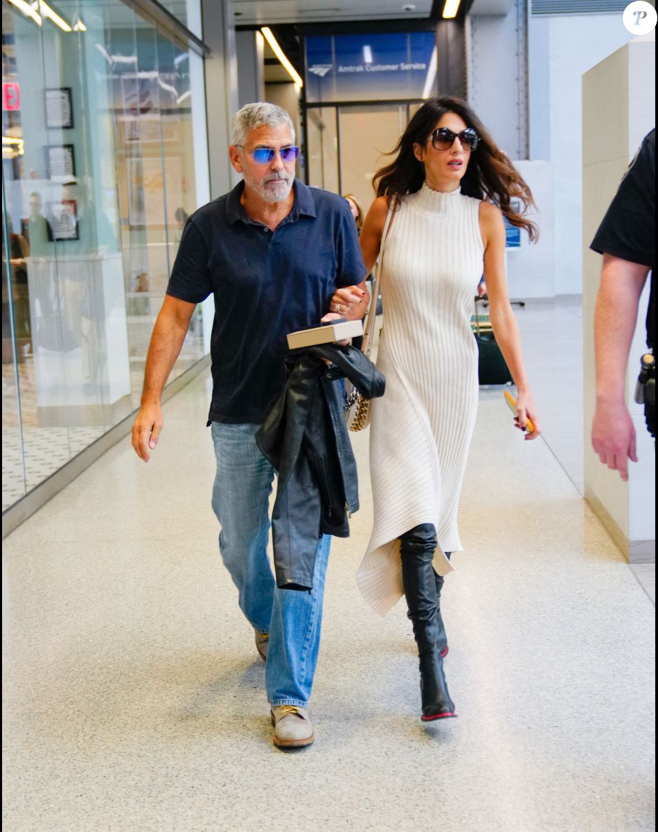 George Clooney et sa femme Amal Clooney se promènent à New York, le 23 septembre 2022.