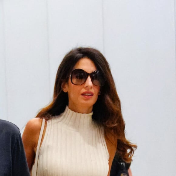 George Clooney et sa femme Amal Clooney se promènent à New York, le 23 septembre 2022.