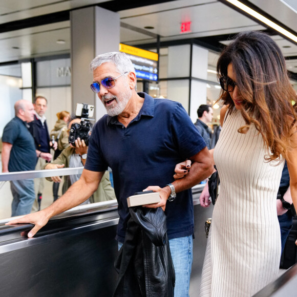 George Clooney et sa femme Amal Clooney se promènent à New York, le 23 septembre 2022.