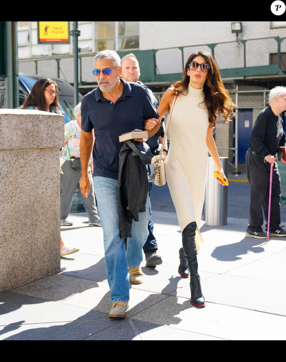 George Clooney et sa femme Amal Clooney se promènent à New York, le 23 septembre 2022.