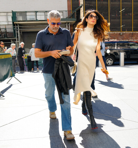George Clooney et sa femme Amal Clooney se promènent à New York, le 23 septembre 2022.