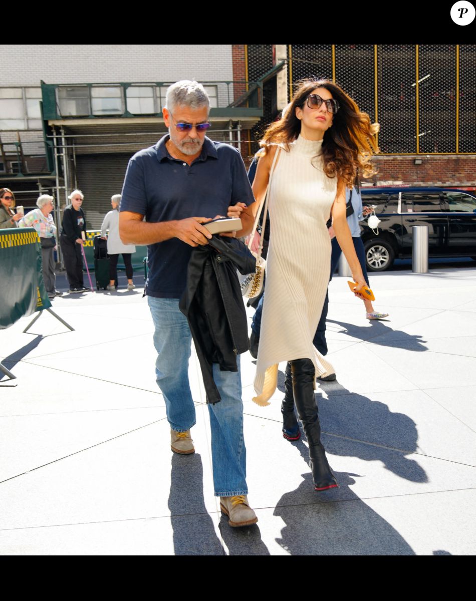 George Clooney et sa femme Amal Clooney se promènent à New York, le 23 septembre 2022.
