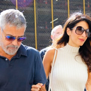 George Clooney et sa femme Amal Clooney se promènent à New York, le 23 septembre 2022. 