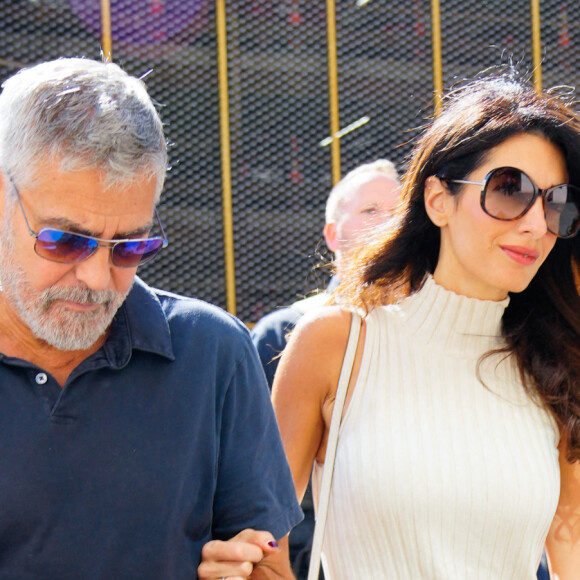 George Clooney et sa femme Amal Clooney se promènent à New York, le 23 septembre 2022. 