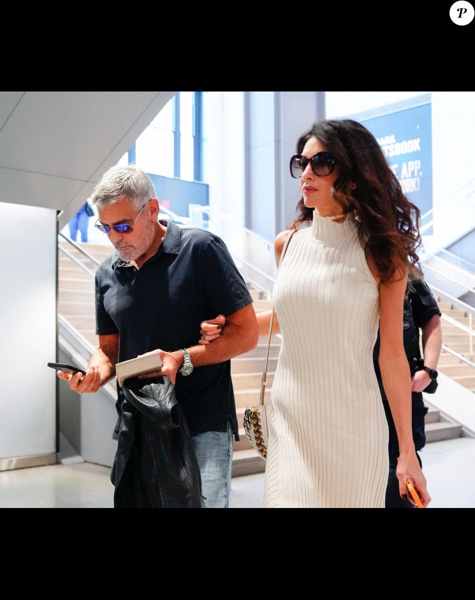 George Clooney et sa femme Amal Clooney se promènent à New York, le 23 septembre 2022.