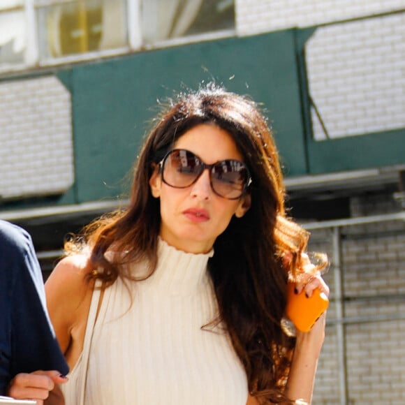 George Clooney et sa femme Amal Clooney se promènent à New York, le 23 septembre 2022. 