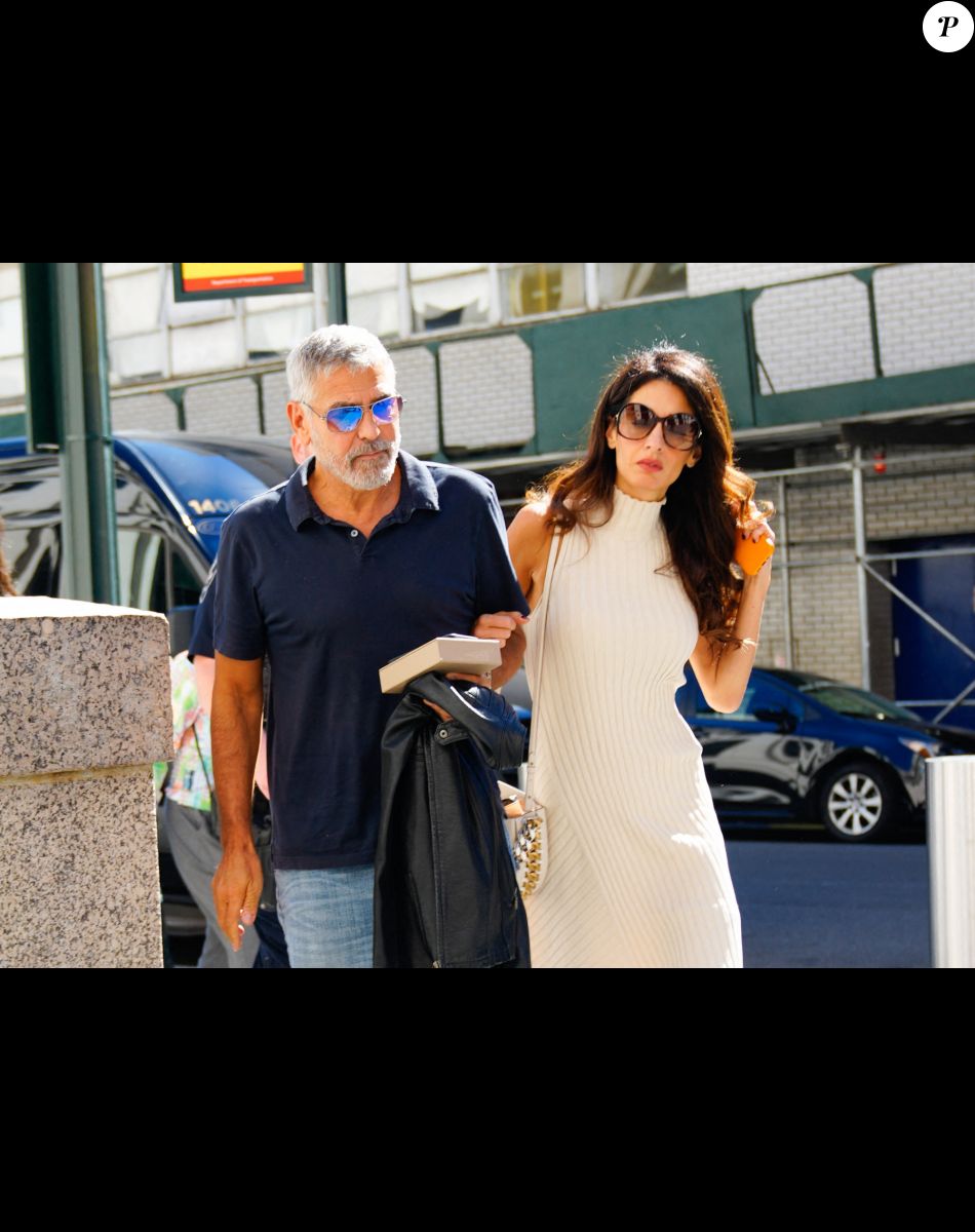 George Clooney et sa femme Amal Clooney se promènent à New York, le 23 septembre 2022.
