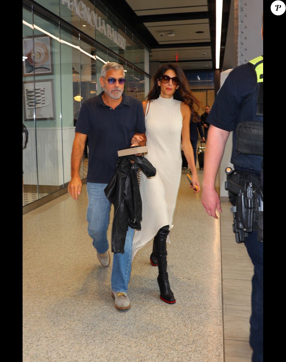 George Clooney et sa femme Amal Clooney se promènent à New York, le 23 septembre 2022.