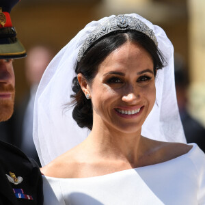 Le prince Harry, duc de Sussex, et Meghan Markle, duchesse de Sussex, en calèche à la sortie du château de Windsor après leur mariage. 