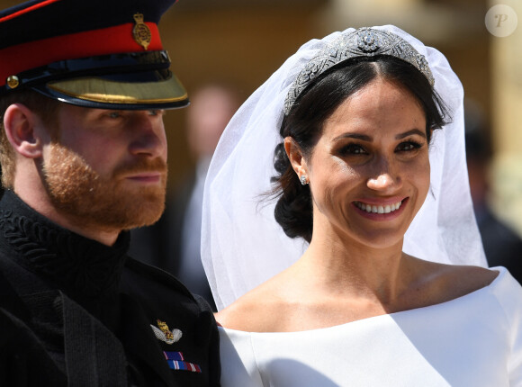 Le prince Harry, duc de Sussex, et Meghan Markle, duchesse de Sussex, en calèche à la sortie du château de Windsor après leur mariage. 