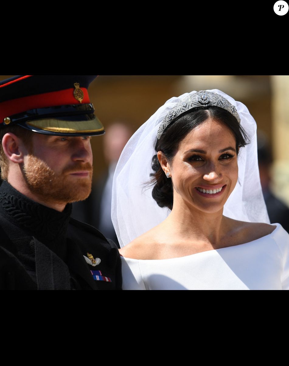 Le prince Harry, duc de Sussex, et Meghan Markle, duchesse de Sussex, en calèche à la sortie du château de Windsor après leur mariage.