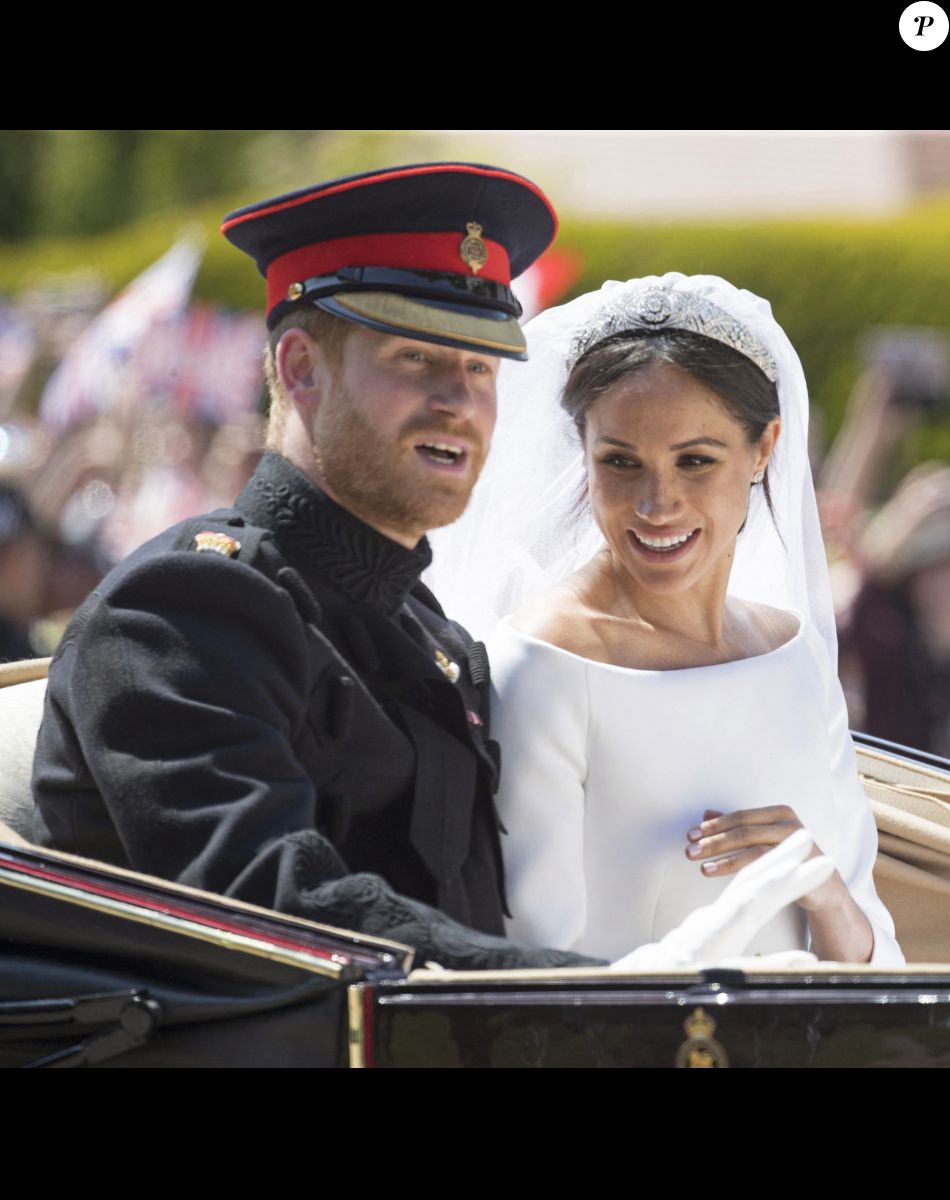 Le prince Harry, duc de Sussex, et Meghan Markle, duchesse de Sussex, en calèche à la sortie du château de Windsor après leur mariage.