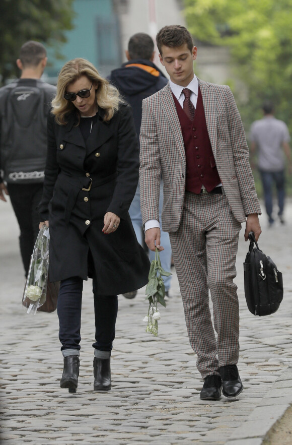 Valérie Trierweiler et son fils Léonard Trierweiler - Obsèques de Christophe Michel (mari de Jean-Luc Romero) au crématorium du cimetière du Père Lachaise à Paris le 6 juin 2018.