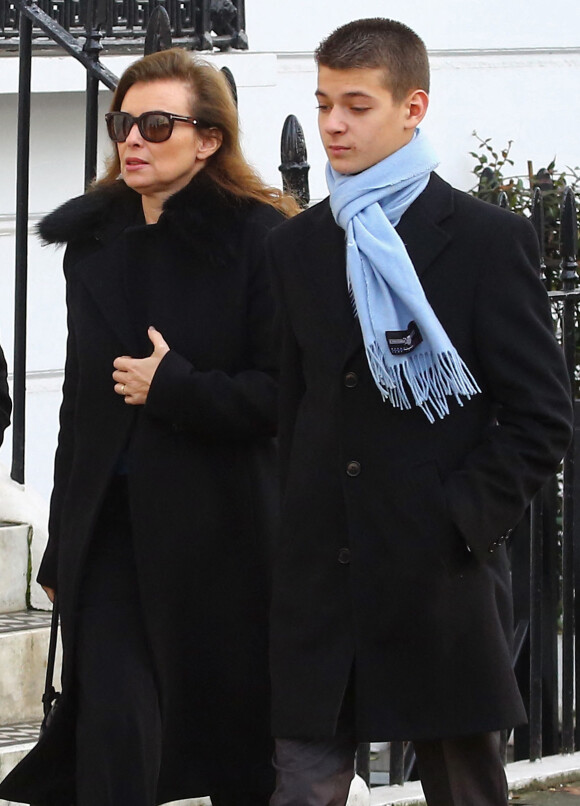 Exclusif - Valérie Trierweiler fait du shopping avec son fils Léonard à Londres. Le 24 novembre 2014