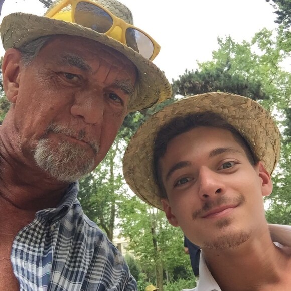 Denis Trierweiler, ex-mari de Valérie Trierweiler, est un papa fier de leurs 3 enfants. Sur cette photo avec son plus jeune fils, Léonard