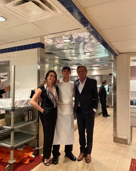 Denis Trierweiler, ex-mari de Valérie Trierweiler, est un papa fier de leurs 3 enfants. Il pose avec son plus jeune fils Léonard et sa femme qui vivent à New York