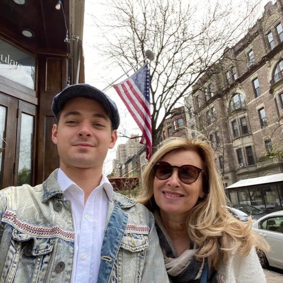 Valérie Trierweiler posant avec son plus jeune fils Léonard à New York où il habite