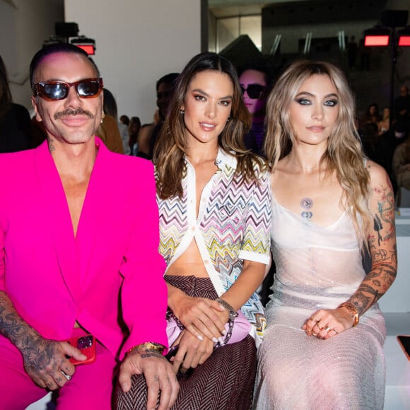 Mat Mazzafera, Alessandra Ambrosio, Paris Jackson au défilé Missoni "Collection Prêt-à-Porter Printemps/Eté 2023" lors de la Fashion Week de Milan (MLFW), le 25 septembre 2022. 