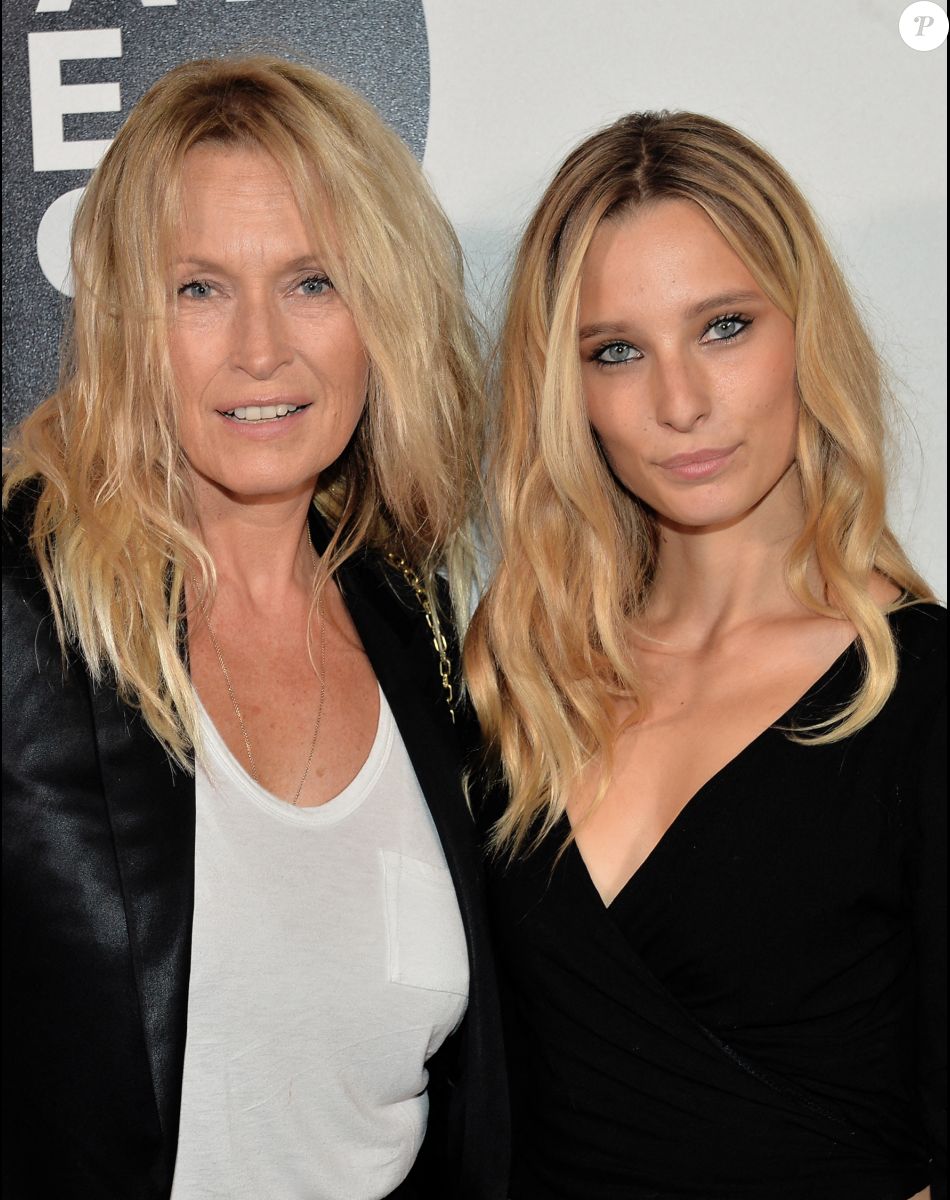 Estelle Lefébure et sa fille Ilona Smet au photocall de la 10ème édition du "Etam Live Show" (Etam Lingerie) lors de la Fashion Week à l'école nationale supérieure des beaux-arts à Paris, France. Photo by CVS-Veeren/Bestimage
