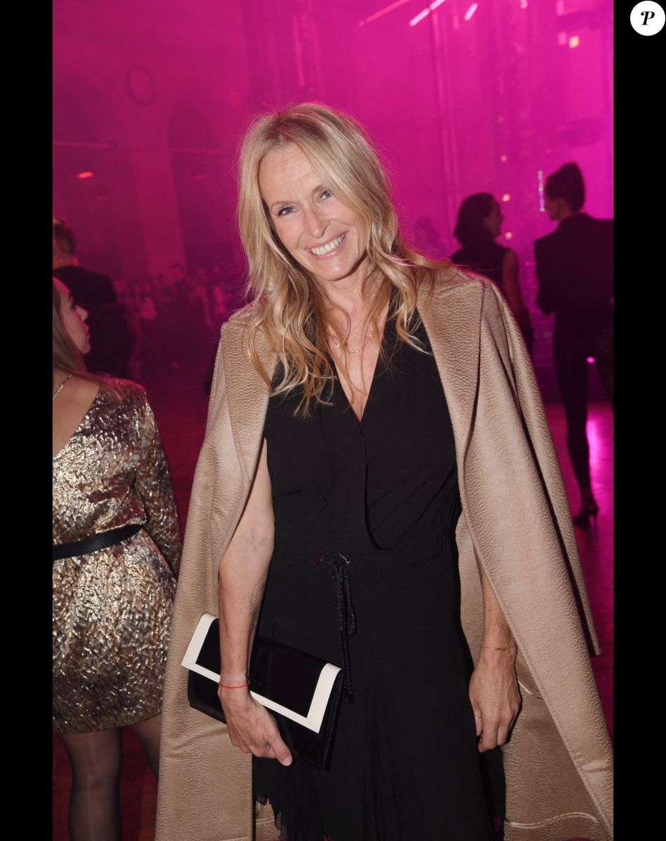 Estelle Lefébure - Soirée Calzedonia "Calzedomania" au Palais Brongniart à Paris pendant la fashion week femme printemps/été 2023, le 26 septembre 2022. © Rachid Bellak / Bestimage