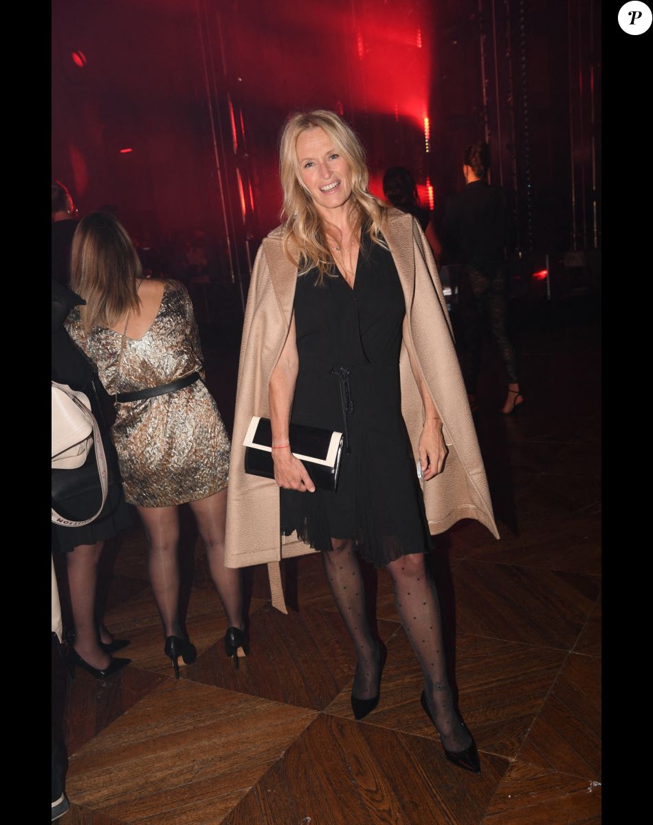 Estelle Lefébure - Soirée Calzedonia "Calzedomania" au Palais Brongniart à Paris pendant la fashion week femme printemps/été 2023, le 26 septembre 2022. © Rachid Bellak / Bestimage