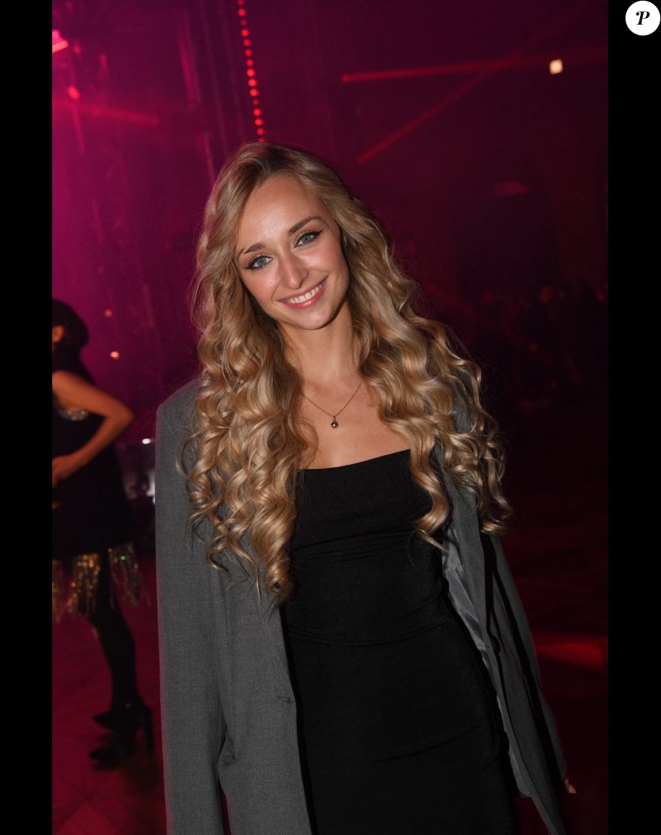 Emma Smet - Soirée Calzedonia "Calzedomania" au Palais Brongniart à Paris pendant la fashion week femme printemps/été 2023, le 26 septembre 2022. © Rachid Bellak / Bestimage