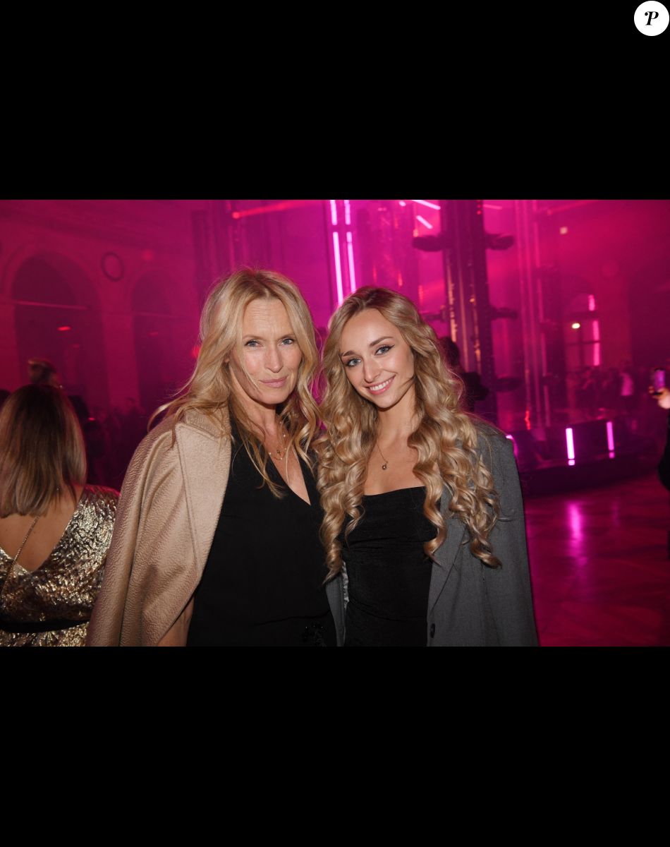 Estelle Lefébure et sa fille Emma Smet - Soirée Calzedonia "Calzedomania" au Palais Brongniart à Paris pendant la fashion week femme printemps/été 2023, le 26 septembre 2022. © Rachid Bellak / Bestimage