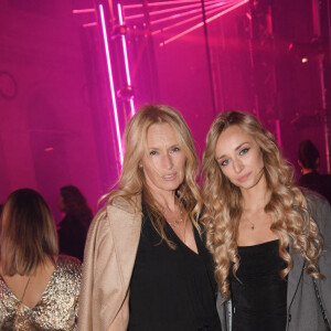 Estelle Lefébure et sa fille Emma Smet - Soirée Calzedonia "Calzedomania" au Palais Brongniart à Paris pendant la fashion week femme printemps/été 2023, le 26 septembre 2022. © Rachid Bellak / Bestimage