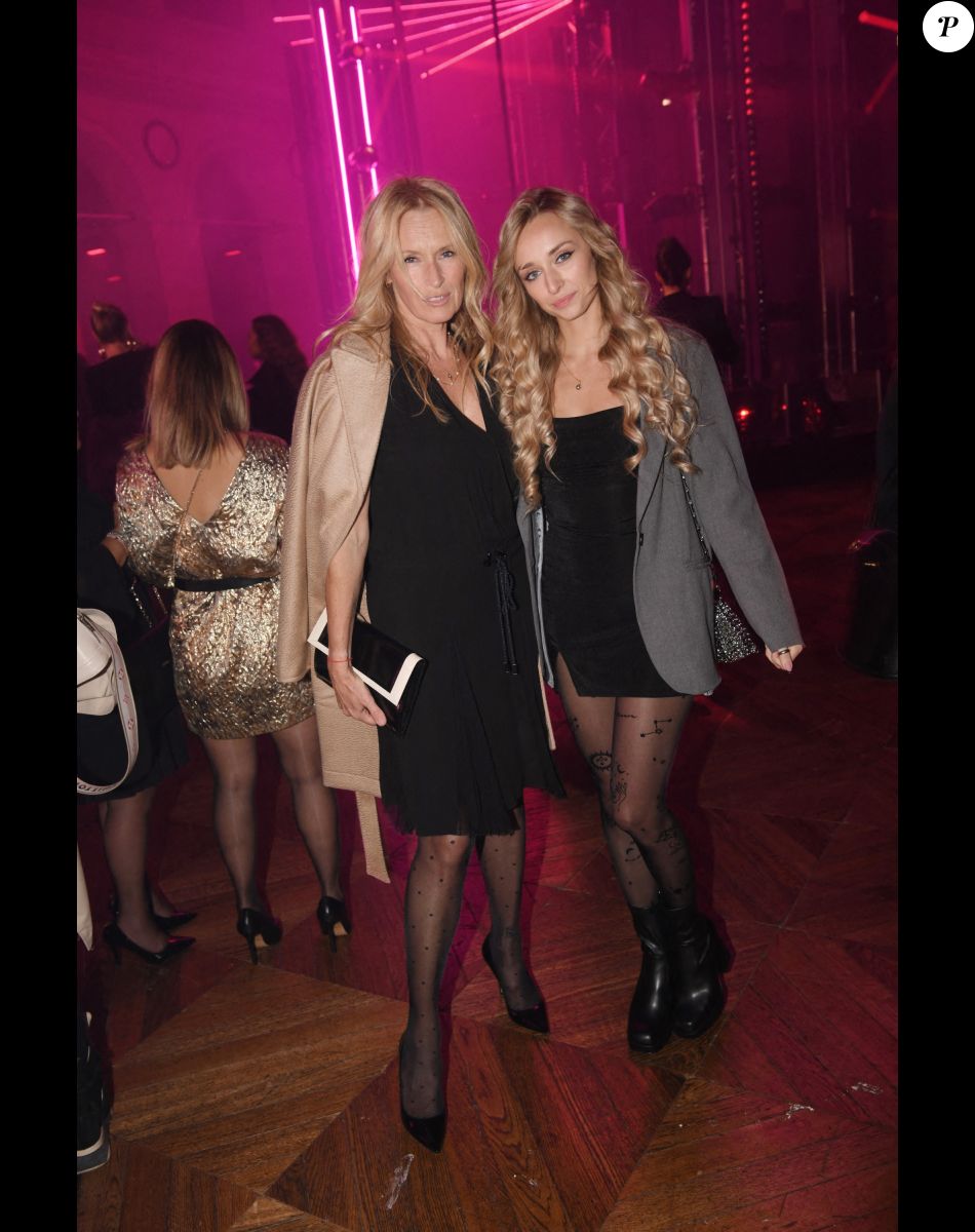 Estelle Lefébure et sa fille Emma Smet - Soirée Calzedonia "Calzedomania" au Palais Brongniart à Paris pendant la fashion week femme printemps/été 2023, le 26 septembre 2022. © Rachid Bellak / Bestimage