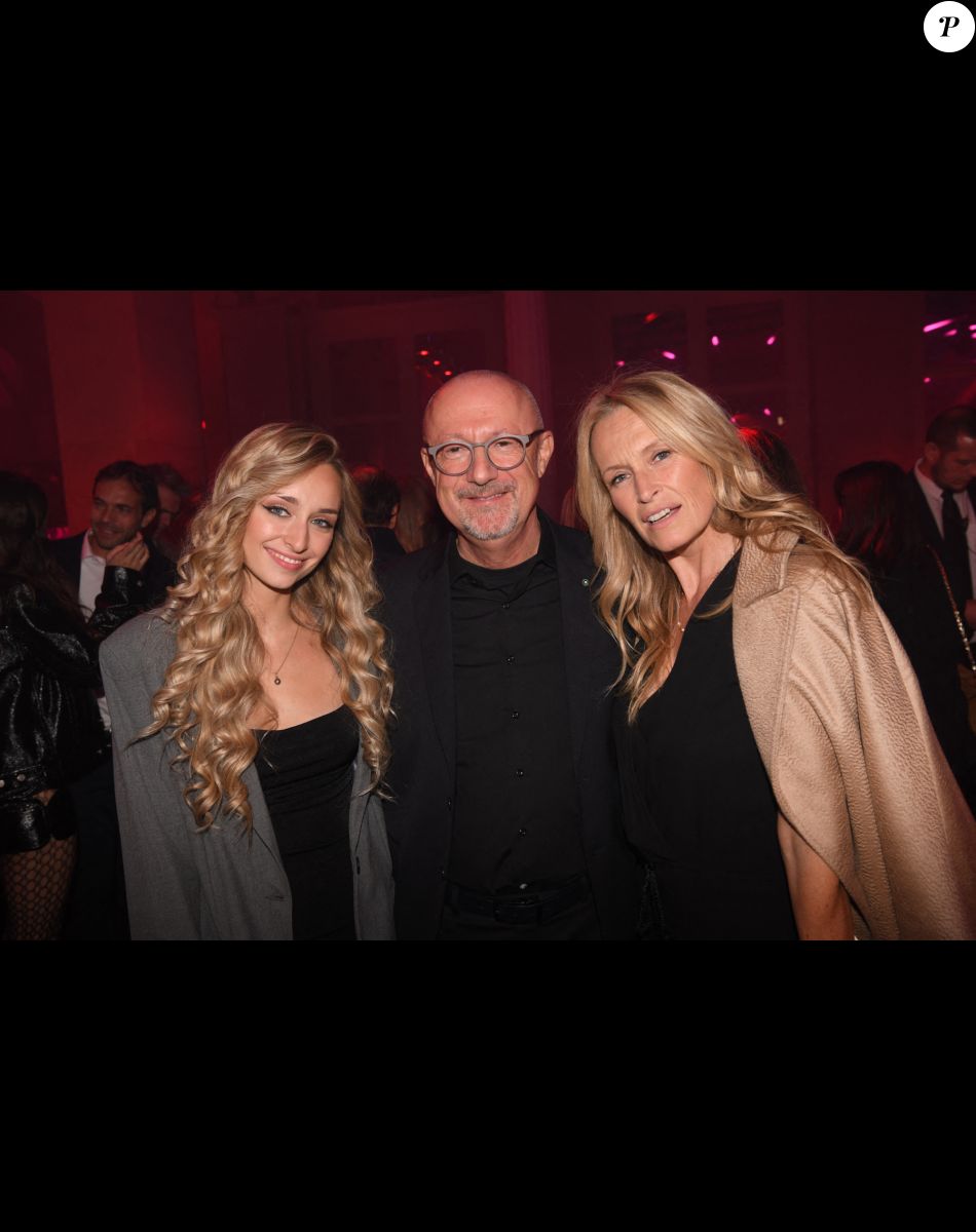 Emma Smet, Sandro Veronesi, fondateur de Calzedonia et Estelle Lefébure - Soirée Calzedonia "Calzedomania" au Palais Brongniart à Paris pendant la fashion week femme printemps/été 2023, le 26 septembre 2022. © Rachid Bellak / Bestimage